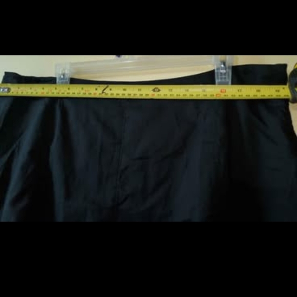Womens Reitmans Black skirt with blue flower design on bottom Size 16 - Picture 6 of 7